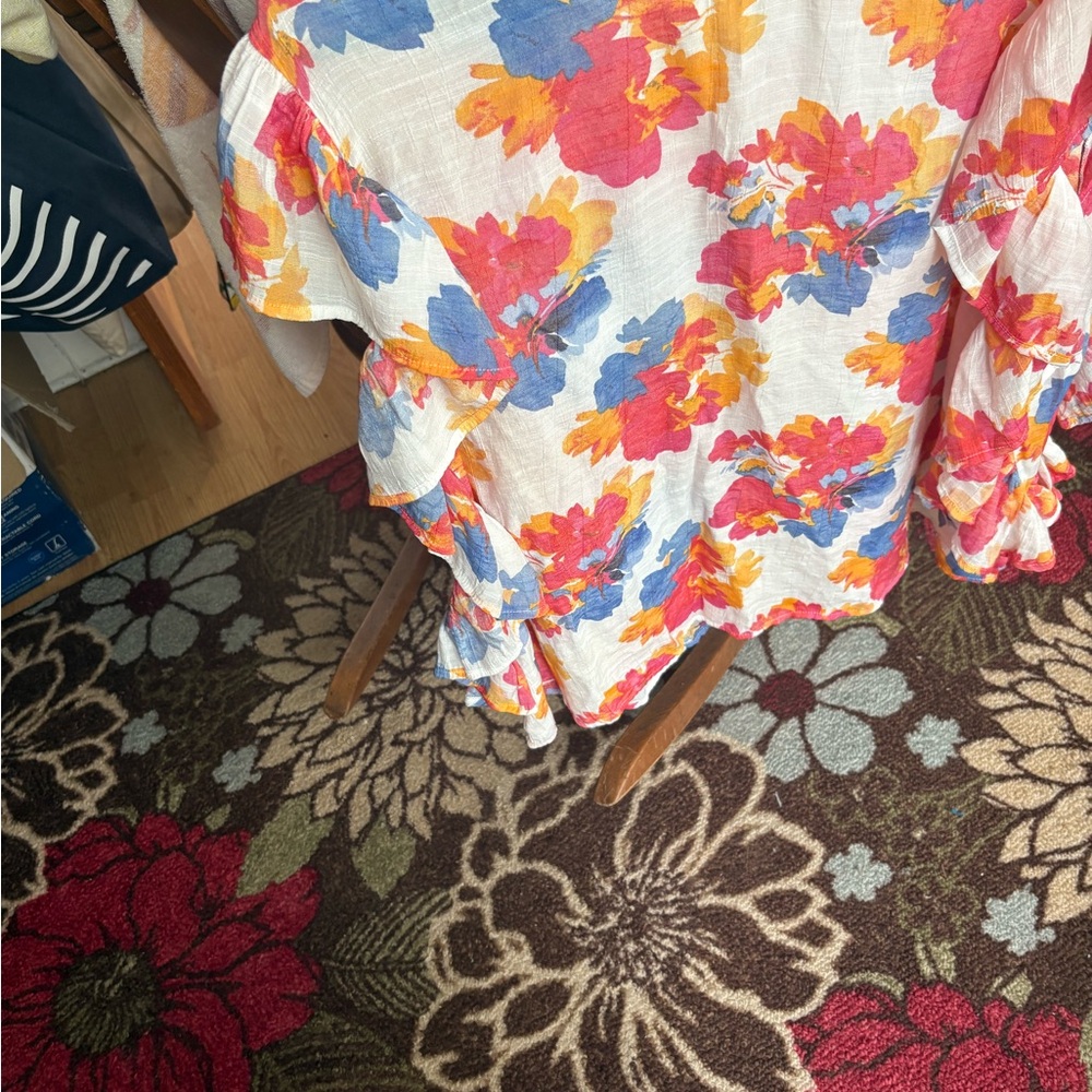 Floral Ruffle Sleeve Top - Picture 3 of 4